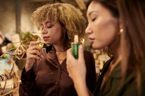 Zwei Personen riechen an Parfum