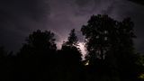 Gewitter-Wetter mit dunklem Himmel und Blitzen