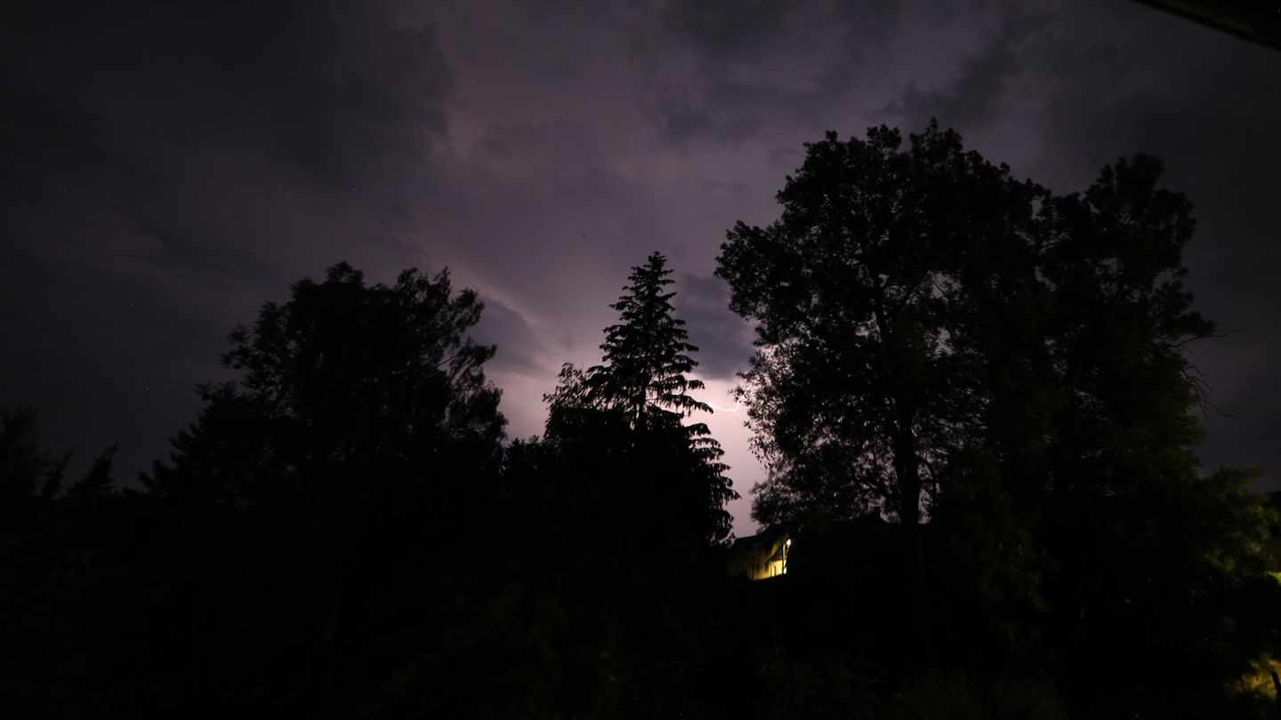 Blitze über Thüringen Gewitter-Wetter mit dunklem Himmel und Blitzen
