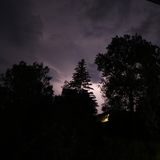 Gewitter-Wetter mit dunklem Himmel und Blitzen