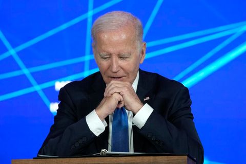 Joe Biden, Präsident der USA, hört Journalisten zu