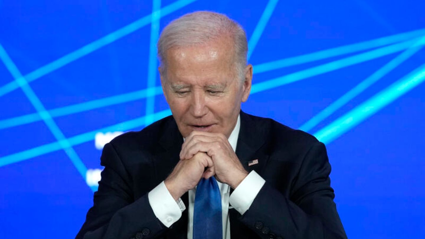 Joe Biden, Präsident der USA, hört Journalisten zu
