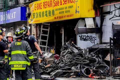 Feuerwehrleute und Ermittler begutachten den Brandort in einem E-Bike-Laden in New York