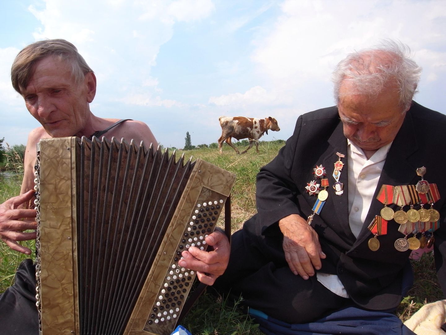 Wiese bei Novosilka: Geschichtslehrer und Museumsgründer Georgi Wassiljewitsch Derwisch (1913 – 2010) mit sowjetischen Orden (r.) und Alexander Androssow (1948 – 2009), Musiker und romantischer Alkoholiker, Juli 2009