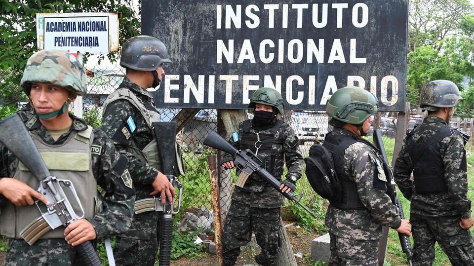 Einsatzkräfte vor dem Frauengefängnis in Támara, rund 35 Kilometer nordwestlich von Tegucigalpa, der Hauptstadt von Honduras Einsatzkräfte vor dem Frauengefängnis in Támara, rund 35 Kilometer nordwestlich von Tegucigalpa, der Hauptstadt von Honduras