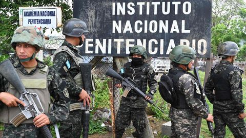 Einsatzkräfte vor dem Frauengefängnis in Támara, rund 35 Kilometer nordwestlich von Tegucigalpa, der Hauptstadt von Honduras