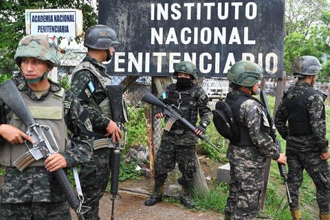 Einsatzkräfte vor dem Frauengefängnis in Támara, rund 35 Kilometer nordwestlich von Tegucigalpa, der Hauptstadt von Honduras