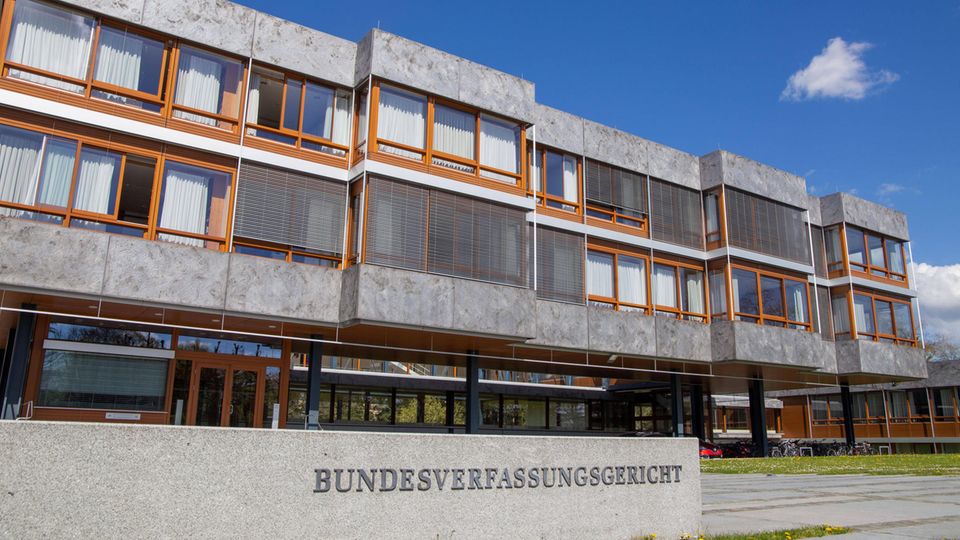 The Federal Constitutional Court in Karlsruhe: A concrete flat roof building