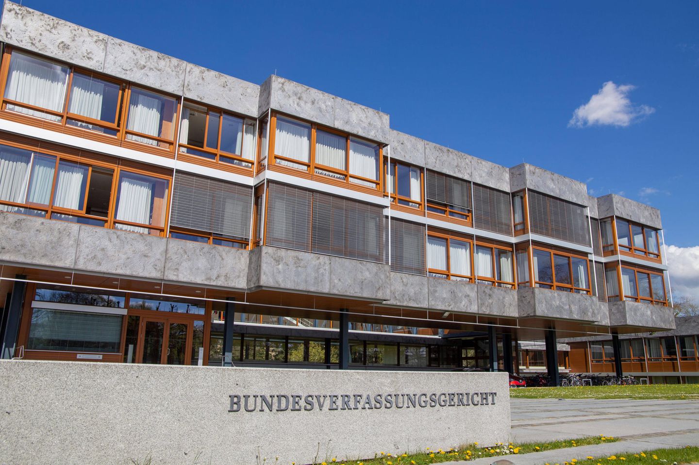 Das Bundesverfassungsgericht in Karlsruhe: Ein Betonflachdachbau