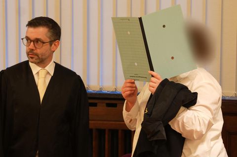 Die 37 Jahre alte Angeklagte steht im Gerichtssaal des Oberlandesgerichts Koblenz neben einem ihrer Anwälte