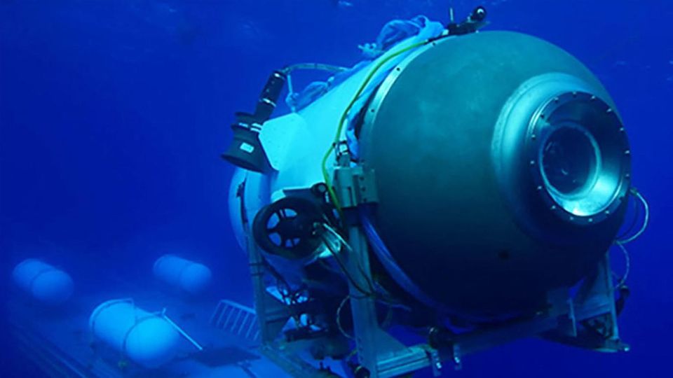 Das Tauchboot "Titan" scheint durch dunkelblaues Wasser zu schweben