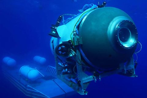 Das Tauchboot "Titan" scheint durch dunkelblaues Wasser zu schweben