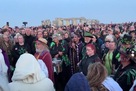 Video: Tausende feiern Sommersonnenwende in Stonehenge