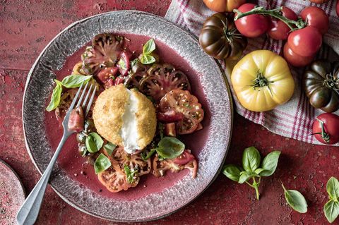 Frittierte Burrata auf Tomatensalat