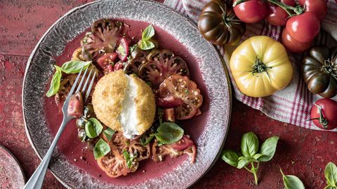 Frittierte Burrata auf Tomatensalat