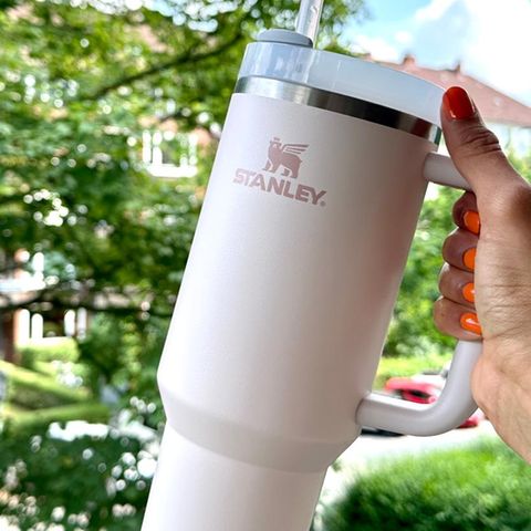 Stern-Redakteurin hält einen Stanley Quencher Becher.
