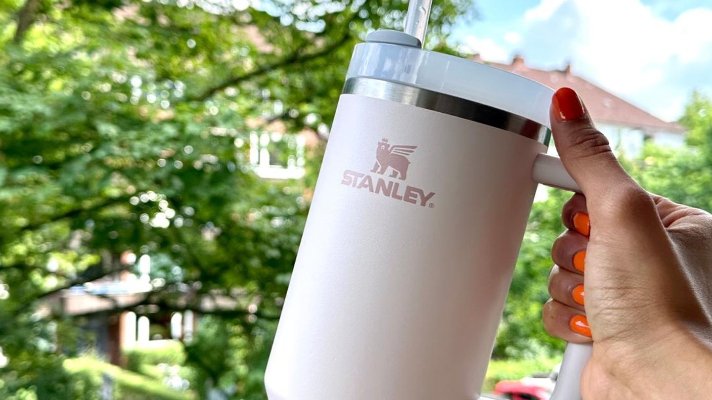 Stern-Redakteurin hält einen Stanley Quencher Becher.