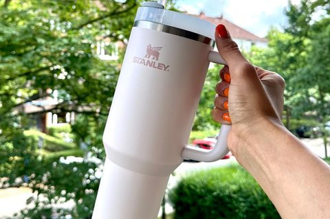 Stern-Redakteurin hält einen Stanley Quencher Becher.