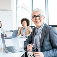 Unter bestimmten Voraussetzungen kann es sich lohnen, Frührente zu beantragen, obwohl man noch arbeitet