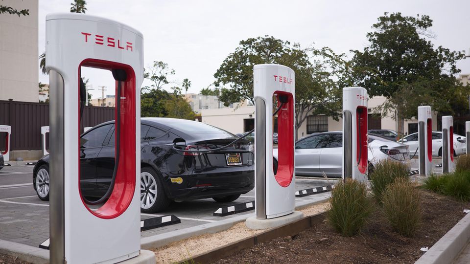 Tesla-Fahrzeuge laden an einer Supercharger-Ladestation