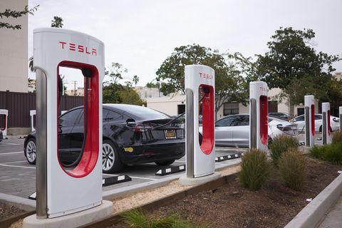 Tesla-Fahrzeuge laden an einer Supercharger-Ladestation