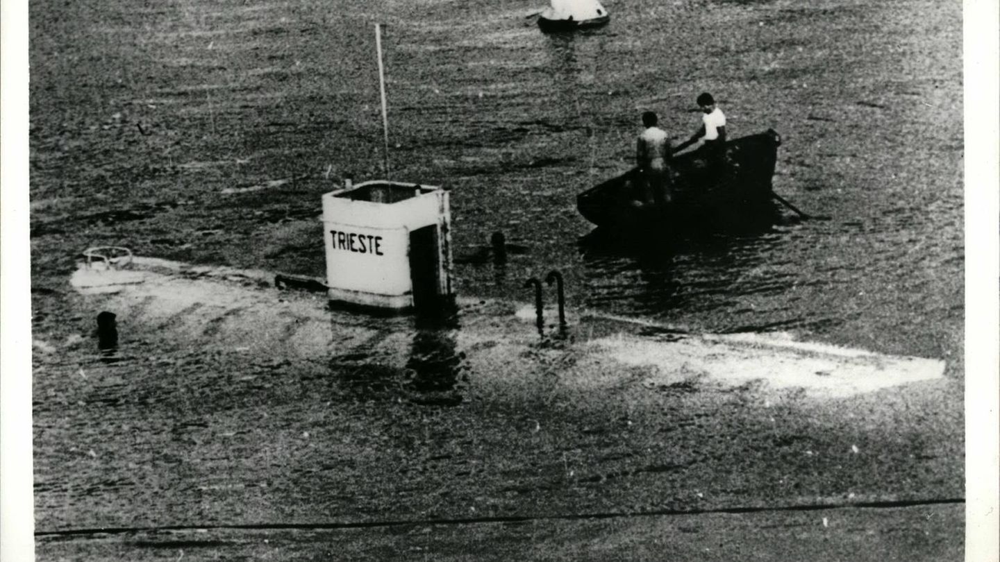 "Trieste" Der Schweizer Physiker Auguste Piccard konstruierte dieses Bathyscaph genannte Tauchboot, welches 1953 in Italien vom Stapel gelassen wurde. Das Wort Bathyscaph setzt sich aus den griechischen Wörtern "bathos" für tief und "skaphos" für Schiff zusammen. Noch im selben Jahr unternahm er mit seinem Sohn Jacques – der mit der "Trieste" ein paar Jahre später noch einen Rekord aufstellen sollte – die ersten Tauchgänge. Ende August erreichten die Beiden vor Capri eine Tiefe von 1100 Metern. Ende September gelang es ihnen, im Tyrrhenischen Meer 3150 Meter tief zu tauchen. Der Großteil des Unterwasserfahrzeugs bestand aus dem gut 15 Meter langem Auftriebskörper. Darunter hing eine Stahlkugel für Passagiere.