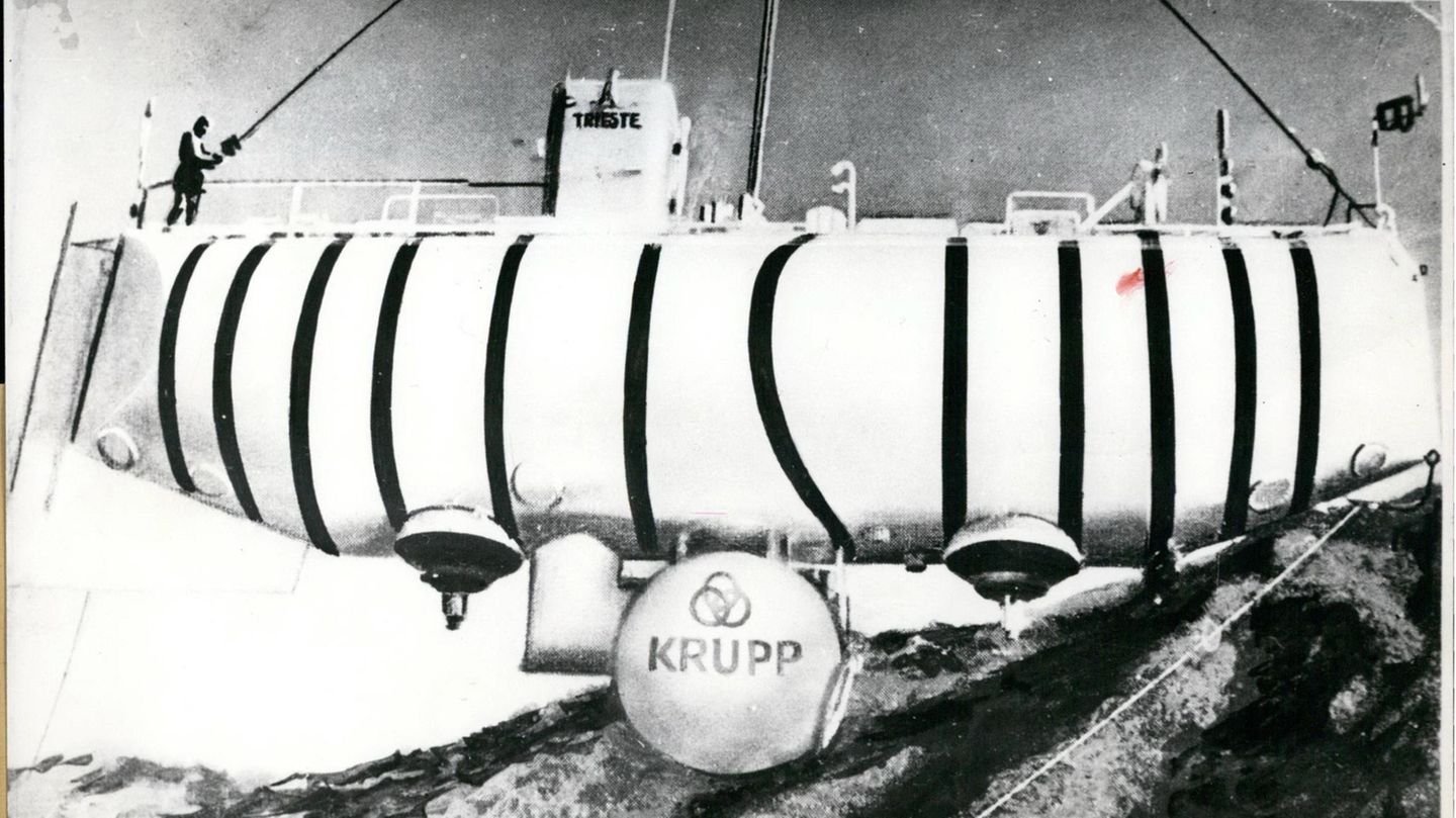 1958 verkauften die Piccards die "Trieste" an die US-Marine. Jacques Piccard war aber noch hauptverantwortlich für den Betrieb des Unterseeboots. Sein Vater schuf für die "Trieste" eine Tiefseetauchkugel, die von Krupp in Essen gebaut wurde. Mit dieser gelang es Sohn Jacques und dem Amerikaner Don Walsh am 23. Januar 1960 im Challengertief des Marianengrabens im Pazifik eine Tauchtiefe von rund 10.916 Meter zu erreichen. Damit waren sie die Ersten, die eine der tiefsten Stellen der Erde erreichten. Selbst in dieser Tiefe wurden am Meeresgrund Fische gesichtet. Walsh und Piccard brauchten für den Tauchgang zum Grund knapp fünf Stunden. Dort verweilten sie rund eine halbe Stunde und tauchten in drei Stunden und 17 Minuten wieder auf. 