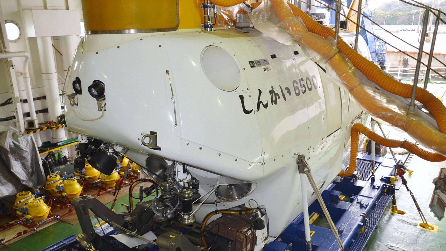 "Shinkai 6500" Eine Nachfolgerin der "Shinkai" – mit deutlichen Verbesserungen. Die knapp zehn Meter lange "Shinkai 6500" nahm 1991 ihre Mission auf, die Topografie und Geologie des Meeresbodens sowie Tiefseeorganismen im Pazifischen, Atlantischen und Indischen Ozean und um Japan zu erforschen. 6500 Meter Tiefe kann das Tauchboot erreichen. 2017 hat die "Shinkai 6500" bereits 1500 Tauchgänge absolviert. Das mehr als 26 Tonnen schwere Fahrzeug besitzt eine kugelförmige Druckhülle mit einem Innendurchmesser von gerade einmal zwei Metern. Darin können zwei Piloten und zwei Forscher untergebracht werden. An Bord befinden sich neben Instrumenten zur Probenentnahme auch zwei HD-Videokameras.