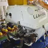 Eine Nachfolgerin der "Shinkai" – mit deutlichen Verbesserungen. Die knapp zehn Meter lange "Shinkai 6500" nahm 1991 ihre Mission auf, die Topografie und Geologie des Meeresbodens sowie Tiefseeorganismen im Pazifischen, Atlantischen und Indischen Ozean und um Japan zu erforschen. 6500 Meter Tiefe kann das Tauchboot erreichen. 2017 hat die "Shinkai 6500" bereits 1500 Tauchgänge absolviert. Das mehr als 26 Tonnen schwere Fahrzeug besitzt eine kugelförmige Druckhülle mit einem Innendurchmesser von gerade einmal zwei Metern. Darin können zwei Piloten und zwei Forscher untergebracht werden. An Bord befinden sich neben Instrumenten zur Probenentnahme auch zwei HD-Videokameras.