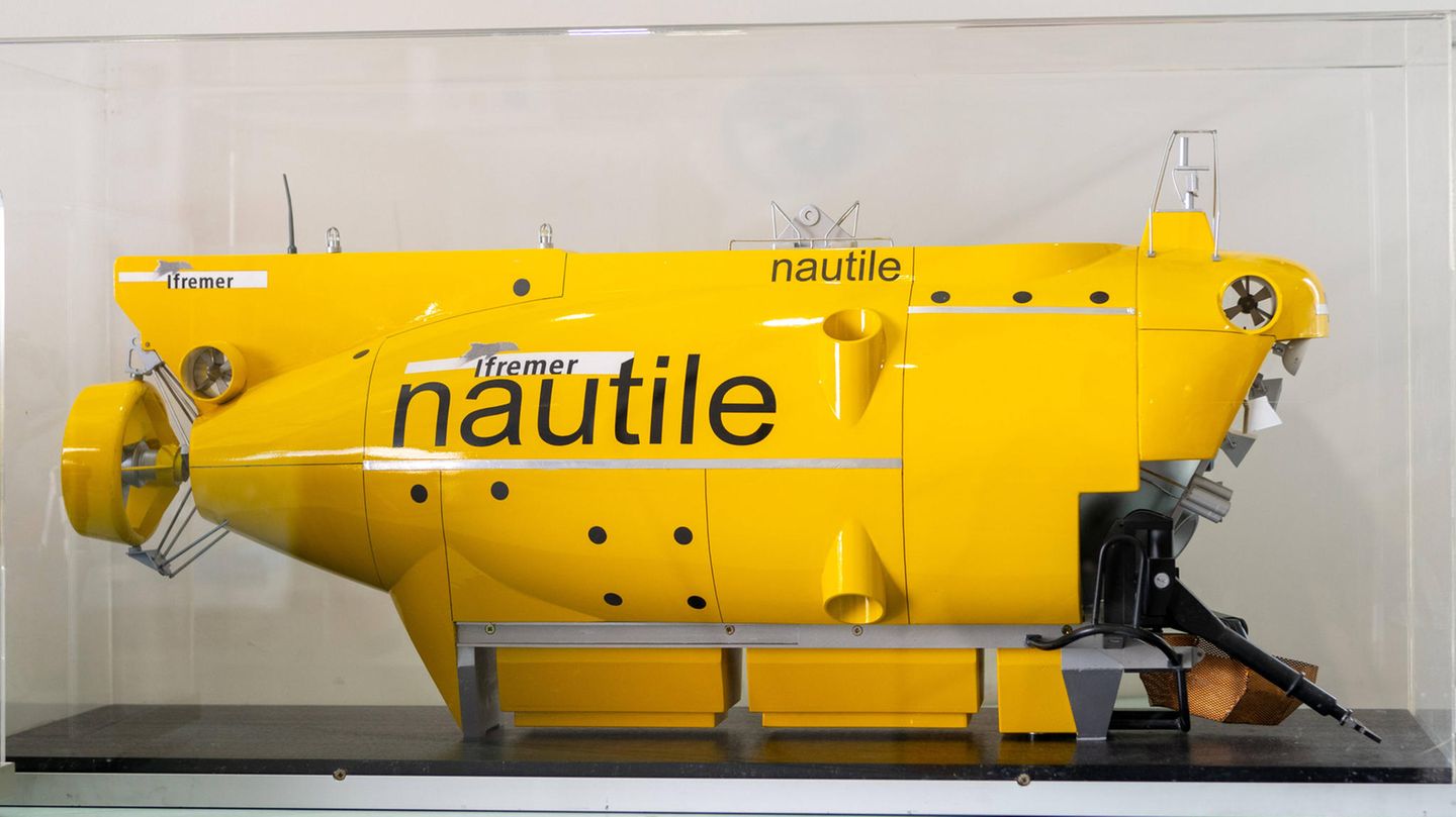 "Nautile" 1984 stellte das französische Meeresforschungsinstitut Ifremer die "Nautile" in Dienst. Das Tauchboot kann eine Tiefe von rund 6000 Metern erreichen und hat Platz für zwei Piloten und einen Wissenschaftler. Durch drei Bullaugen kann der Meeresgrund beobachtet werden. Mehr als 2000 Mal war die 18 Tonnen schwere "Nautile" bereits im Einsatz. Bei der "Nautile" kann bei den Forschungsmissionen auch ein Roboter eingesetzt werden. Der Abstieg auf 6000 Meter unter dem Meeresspiegel dauert nach Ifremer-Angaben ungefähr zweieinhalb Stunden. Das Tauchboot könne sich dabei "wie ein Hubschrauber" in alle Richtungen bewegen. Die "Nautile" war auch an der Suche des im Atlantik abgestürzten Air-France-Fluges 447 beteiligt.