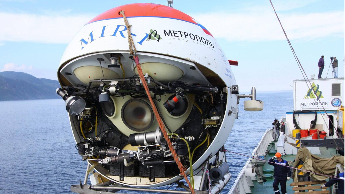 Auch Russland mischt in der Tiefseeforschung mit. 1987 in Finnland gebaut, bricht die "Mir-1" vom Forschungsschiff Akademik Keldysch aus auf zu Missionen in der Tiefsee. Das Tauchboot kann rund 6000 Meter tief tauchen und wurde beispielsweise auch für Tauchfahrten zum Wrack der "Titanic" eingesetzt. Aufsehenerregend war auch die Tauchmission des knapp 19 Tonnen schweren Gefährts, das drei Menschen an Bord beherbergen kann, im Jahr 2007 zum Meeresboden des Nordpols. 