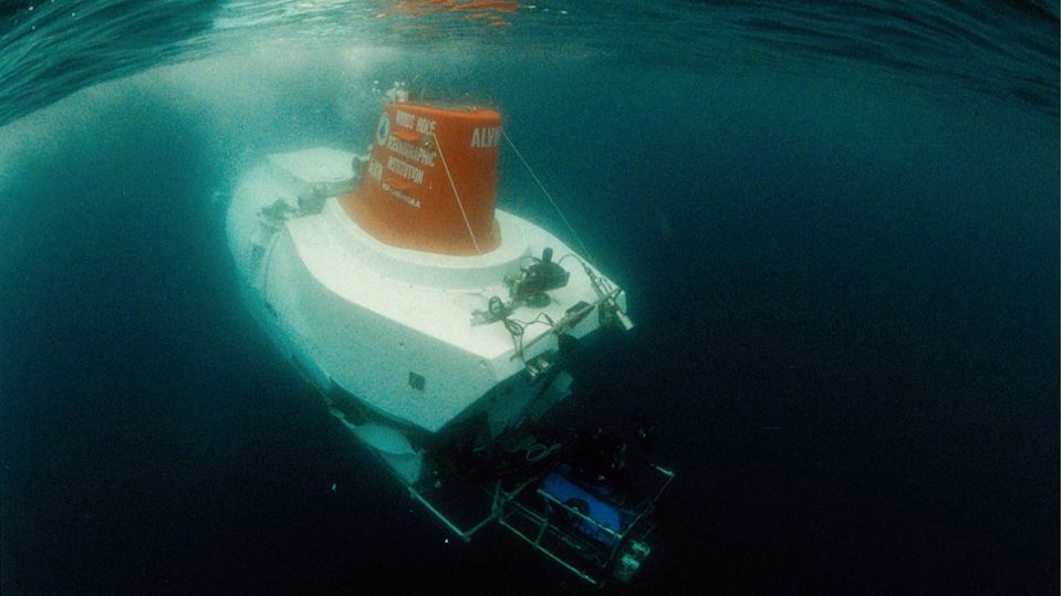 Die "Alvin" gehört zu den Senioren der Tiefsee-Unterwasserfahrzeuge. Das Tauchboot wurde 1964 fertiggestellt und kann bis zu 6500 Meter tief tauchen für eine Dauer von bis zu zehn Stunden. Trotz seines hohen Alters wird die "Alvin" immer wieder auf dem neuesten Stand der Technik gehalten. Bei den jüngsten Modernisierungen, die 2011 begonnen und 2021 abgeschlossen wurden, wurde eine neue, größere Kugel für die Mannschaft installiert. Mit sieben Triebwerken kann die "Alvin" im Wasser schweben und sogar auf dem Meeresboden ruhen. Mit zwei Roboterarmen können zudem Proben entnommen werden. Mit seiner Tauchtiefe kann "Alvin" 99 Prozent des Meeresbodens erreichen. Seit seiner Indienststellung hat "Alvin" (Stand Dezember 2022) mehr als 5000 Tauchgänge mit mehr als 14.000 Wissenschaftlern absolviert. Bekannt wurde das Tauchboot durch seine "Titanic"-Missionen im Jahr 1986.