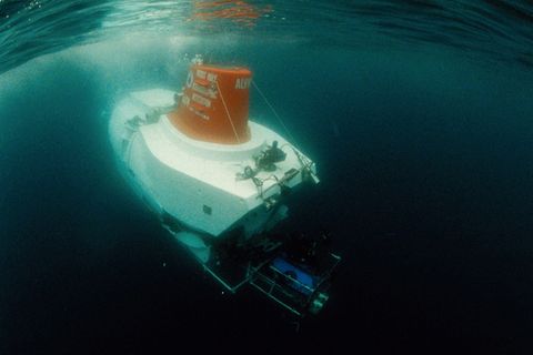 Die "Alvin" gehört zu den Senioren der Tiefsee-Unterwasserfahrzeuge. Das Tauchboot wurde 1964 fertiggestellt und kann bis zu 6500 Meter tief tauchen für eine Dauer von bis zu zehn Stunden. Trotz seines hohen Alters wird die "Alvin" immer wieder auf dem neuesten Stand der Technik gehalten. Bei den jüngsten Modernisierungen, die 2011 begonnen und 2021 abgeschlossen wurden, wurde eine neue, größere Kugel für die Mannschaft installiert. Mit sieben Triebwerken kann die "Alvin" im Wasser schweben und sogar auf dem Meeresboden ruhen. Mit zwei Roboterarmen können zudem Proben entnommen werden. Mit seiner Tauchtiefe kann "Alvin" 99 Prozent des Meeresbodens erreichen. Seit seiner Indienststellung hat "Alvin" (Stand Dezember 2022) mehr als 5000 Tauchgänge mit mehr als 14.000 Wissenschaftlern absolviert. Bekannt wurde das Tauchboot durch seine "Titanic"-Missionen im Jahr 1986.