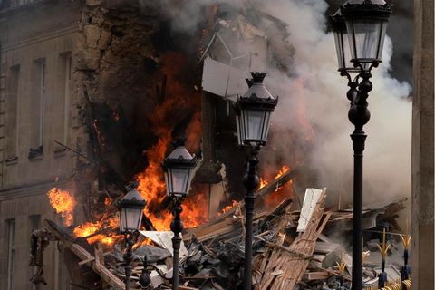 Flammen schlagen nach der Gasexplosion aus den Trümmern des Gebäudes am Place Alphonse-Laveran in Paris