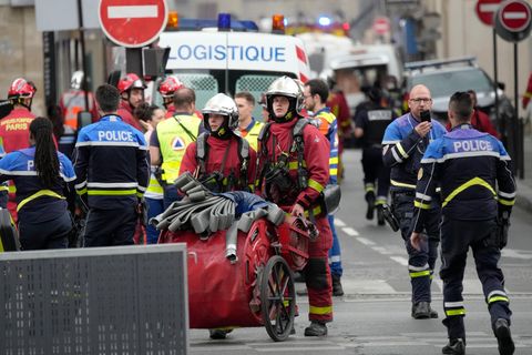Polizeibeamte und Rettungskräfte am Ort der Explosion im Zentrum von Paris