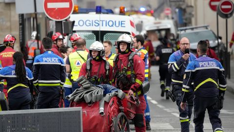 Polizeibeamte und Rettungskräfte am Ort der Explosion im Zentrum von Paris