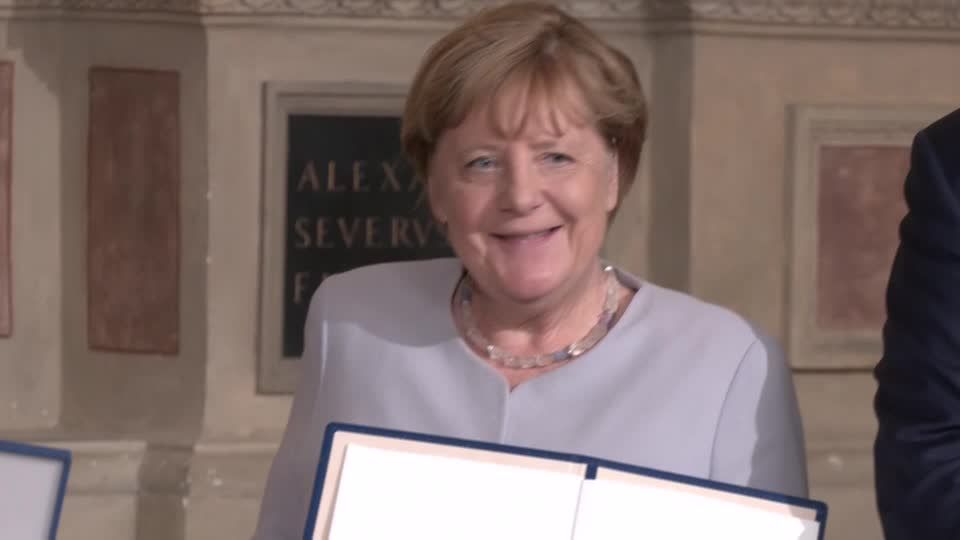 Video: Merkel freut sich über Bayerischen Verdienstorden