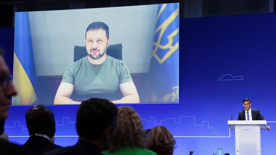 Der Präsident der Ukraine Wolodymyr Selenskyj ist per Video in London zugeschaltet