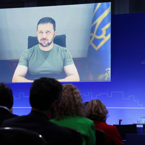 Der Präsident der Ukraine Wolodymyr Selenskyj ist per Video in London zugeschaltet