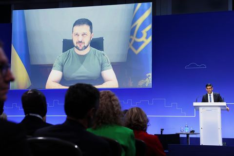 Der Präsident der Ukraine Wolodymyr Selenskyj ist per Video in London zugeschaltet