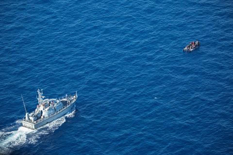 Ein Boot der Küstenwache trifft auf ein Schlauchboot mit Migranten.