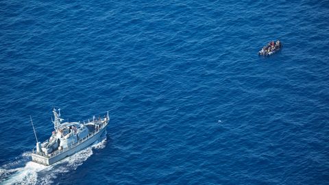 Ein Boot der Küstenwache trifft auf ein Schlauchboot mit Migranten.