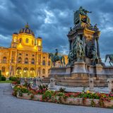 Das Naturhistorische Museum mit der Statue der Maria Therea in Wien
