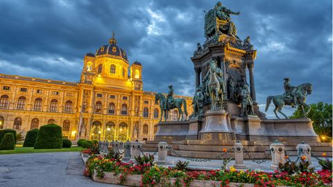 Das Naturhistorische Museum mit der Statue der Maria Therea in Wien