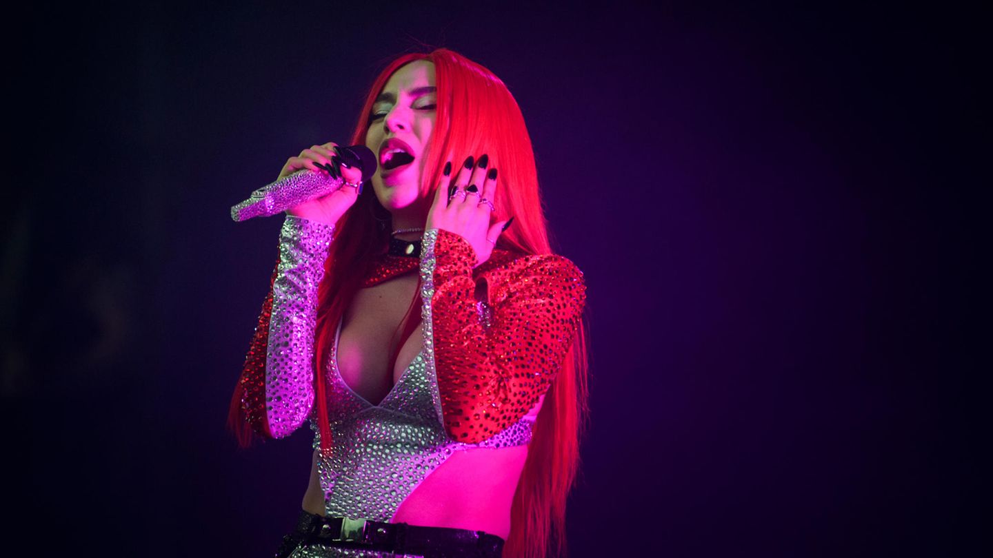 Sängerin Ava Max auf einem Konzert.