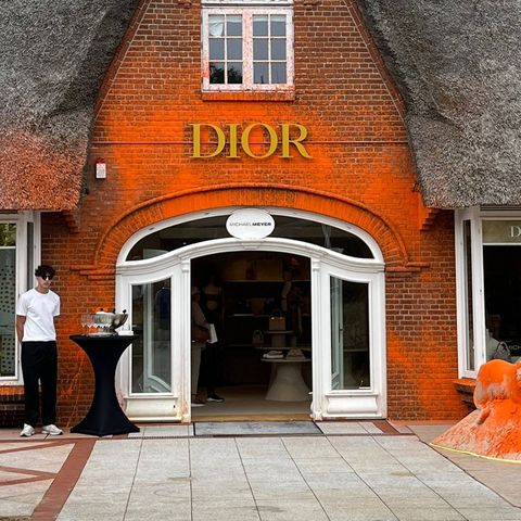 Aktivisten der "Letzten Generation" haben auf Sylt unter anderem diese Luxusladen mit Farbe besprüht