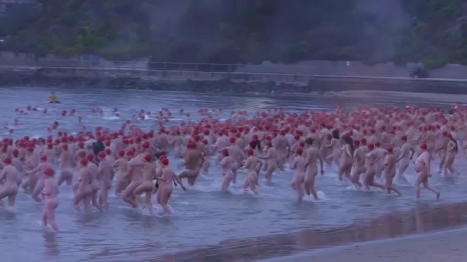 Video: Australien: Nackt in die kalten Fluten zur Wintersonnenwende