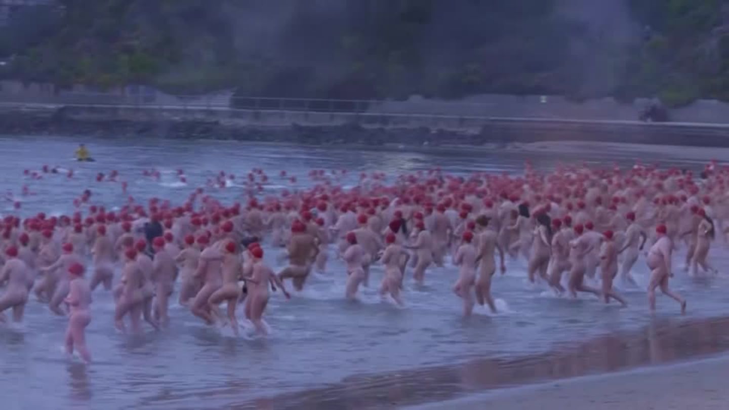 Video: Australien: Nackt in die kalten Fluten zur Wintersonnenwende | STERN.de