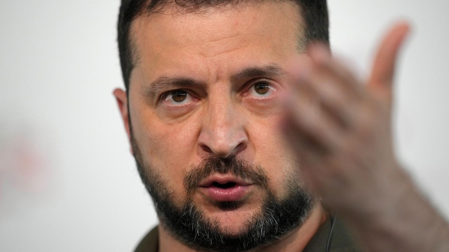 Ukraine News: Explosions in Sevastopol – Zelensky compares Putin to Hitler