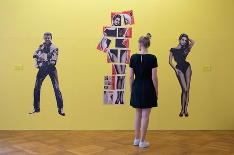 Historische "Starschnitte" aus der Jugendzeitschrift «Bravo» hängen an einer Wand in einer Ausstellung
